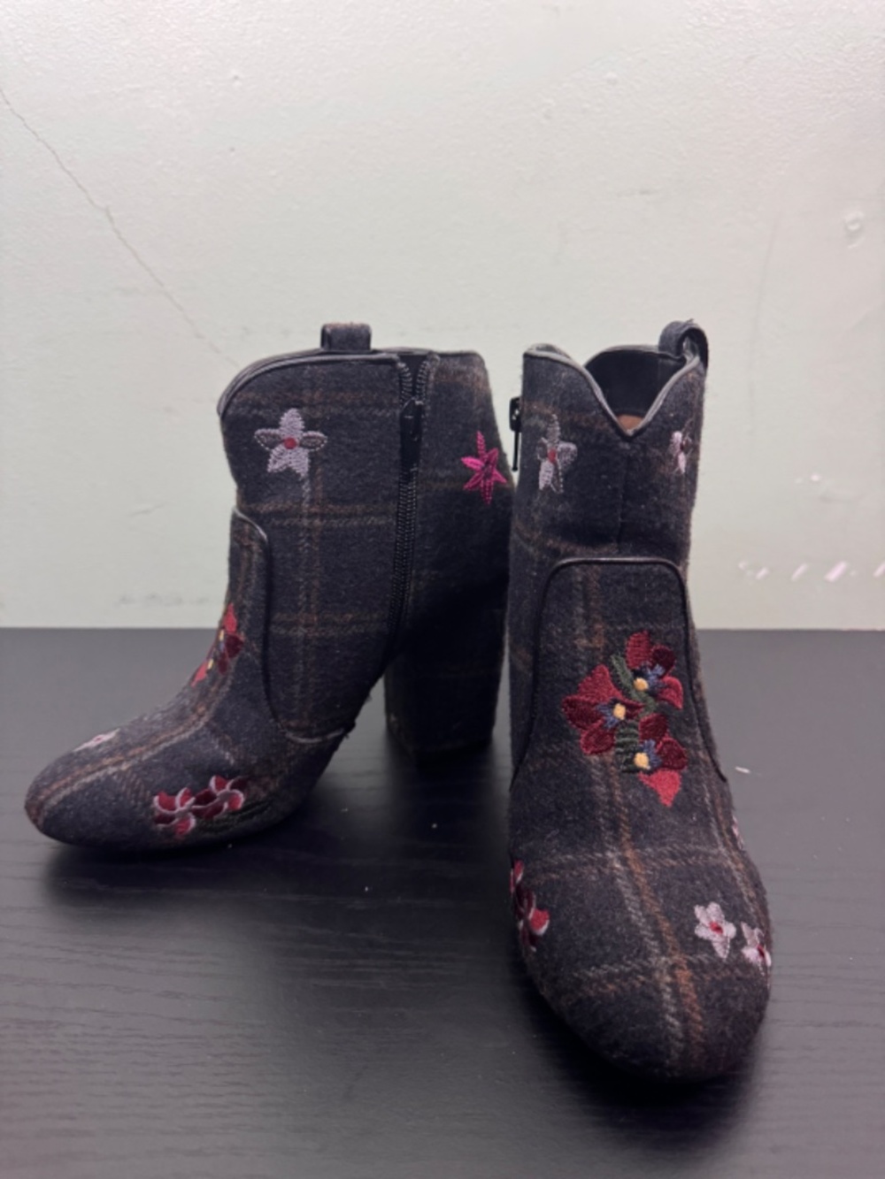 Indigo Road Size 7 Embroidered Heeled Gray Plaid Floral Ankle Booties